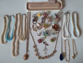 A quantity of vintage costume jewellery, mainly brooches and necklaces, to include an Exquisite gold