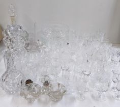 A mixed lot of glassware to include a crystal cut decanter, Wordsley crystal glasses and other items