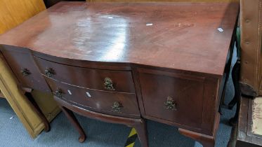 A mid 20th century Queen Anne style dressing table having four drawers and cabriole legs, 69cm h x