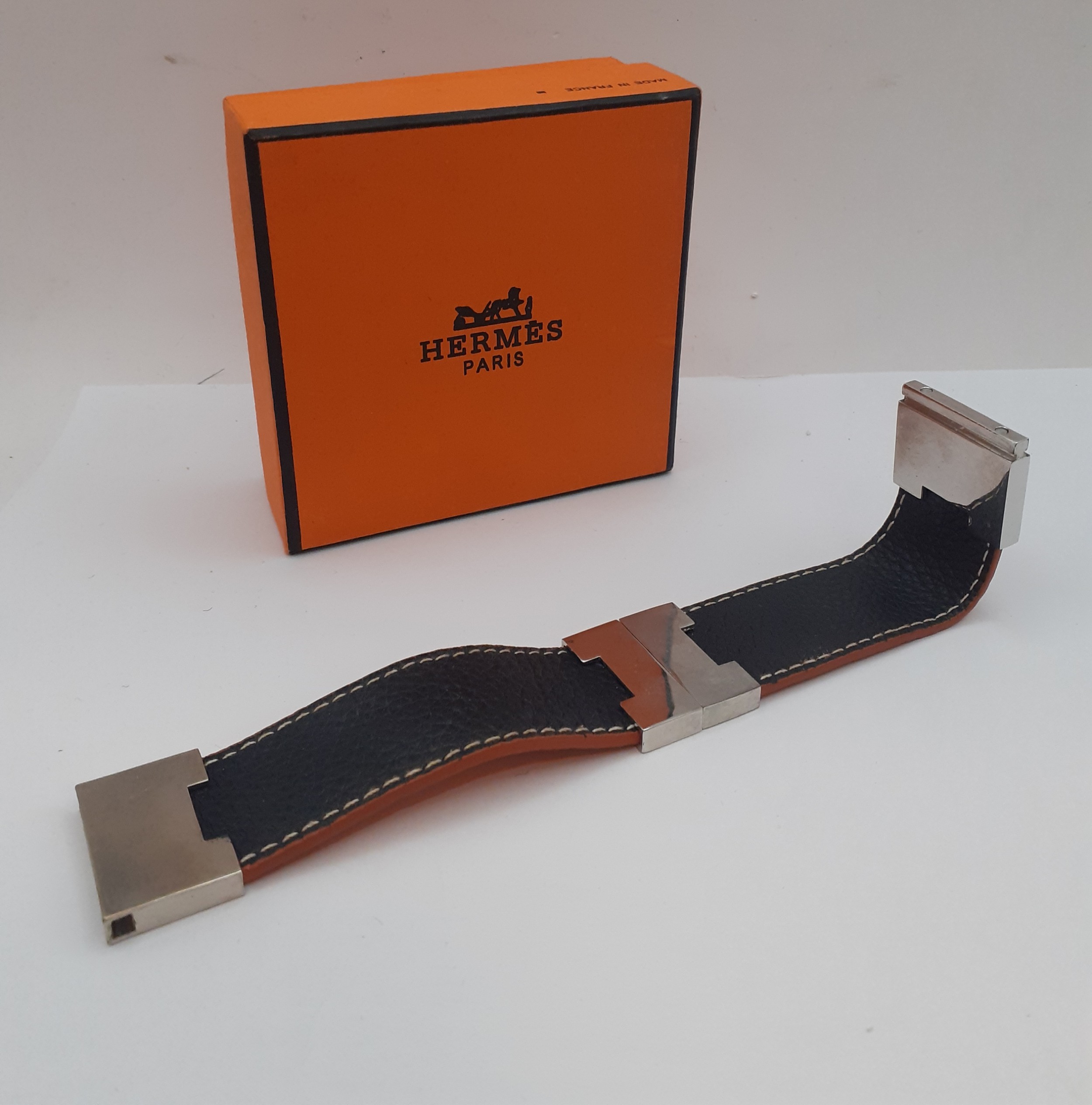 Hermes-A reversible brown and orange leather 'Leurie' wrist strap having silver tone hardware, - Image 5 of 5