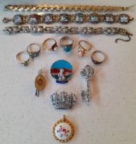 Mixed costume jewellery to include 6 dress rings, silver and white metal chains, vintage brooches,