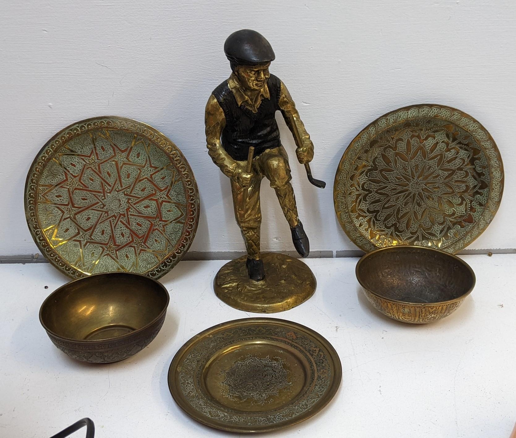 Metalware to include Indian brass bowls, and an irate golfer figure Location: