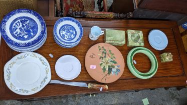Ceramics and collectables to include a Japanese biscuit barrel, a tea set, blue and white