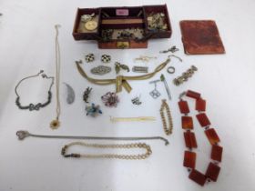 A selection of costume jewellery to include an agate necklace, various brooches and other items,