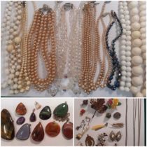 A quantity of vintage costume jewellery to include 4 Aurora Borealis necklaces, simulated pearl