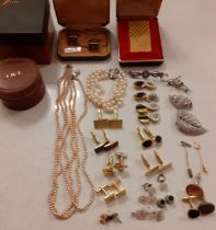 A small quantity of vintage costume jewellery to include a 3 string simulated pearl bracelet with