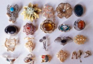 A quantity of vintage costume jewellery and gold items to include paste and silver brooches, a