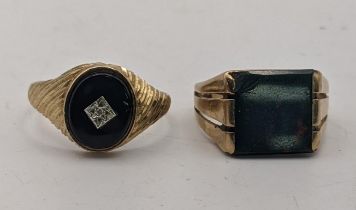 Two 9ct gold gents signet rings to include one set with black onyx and a central diamond size W½
