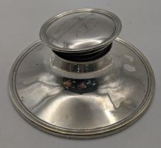 A silver inkwell hallmarked London 1914 engraved to the lid Rev H J Tompkins, Headingly Golf Club