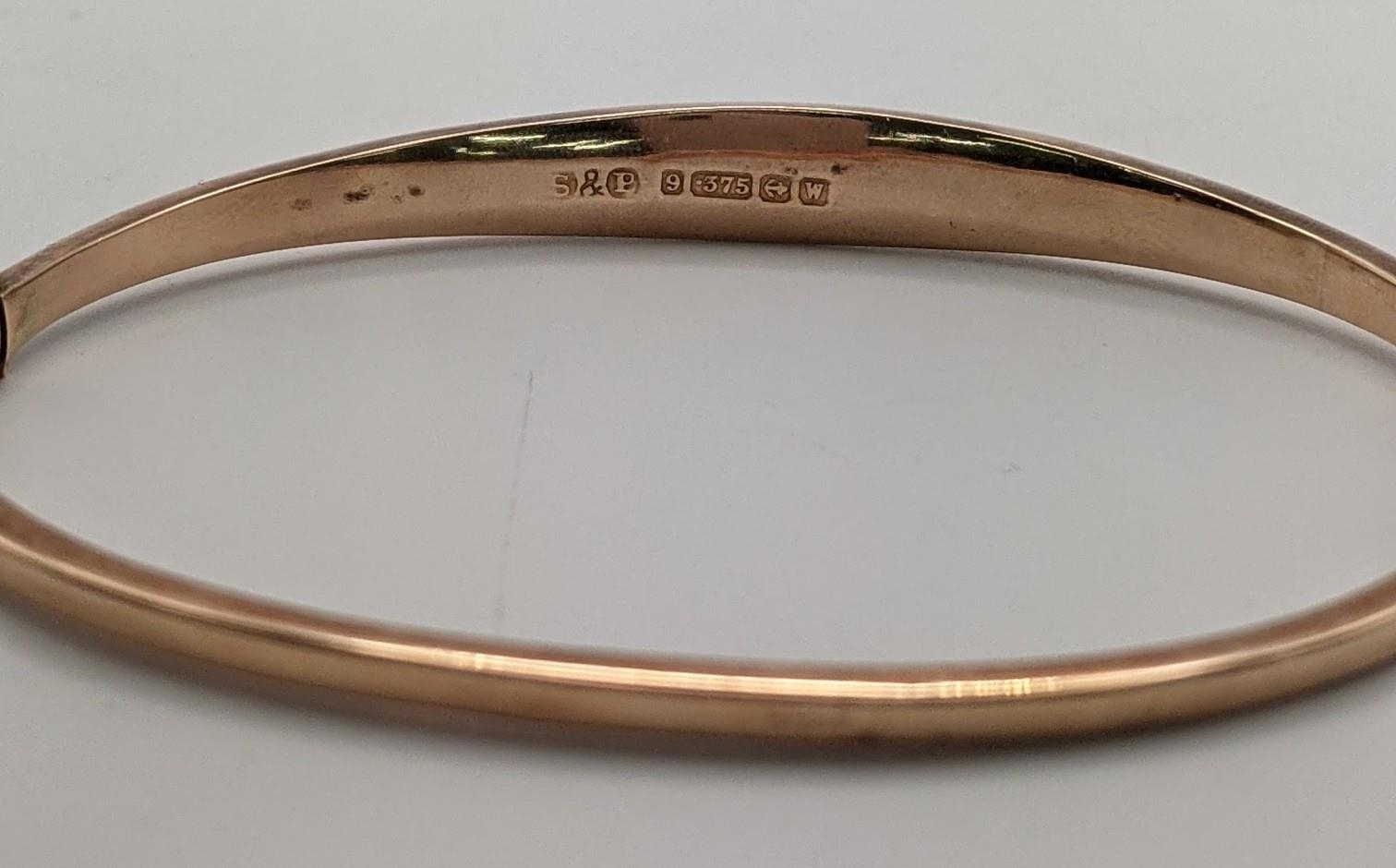 A 9ct gold hinged bracelet with engraved decoration, 4.3g Location: - Image 2 of 2
