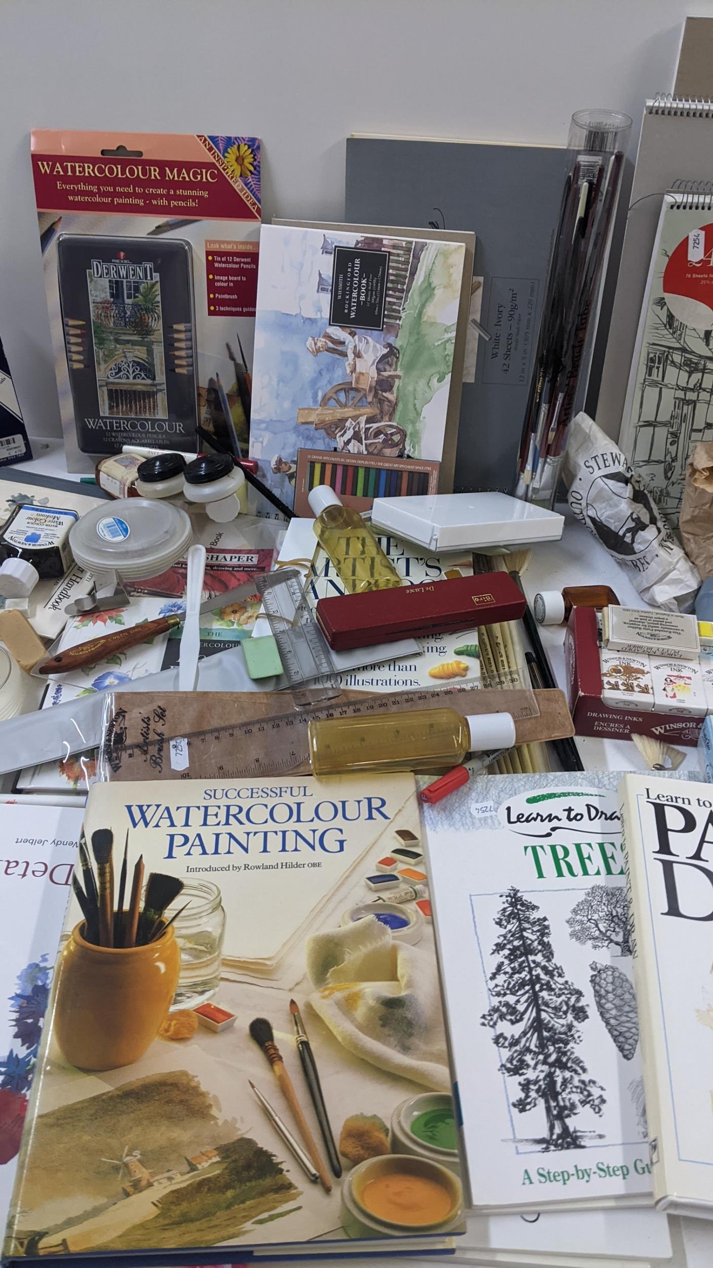 A collection of artist related items and books to include box sets of Derwent pencils, sketch pads - Image 4 of 5