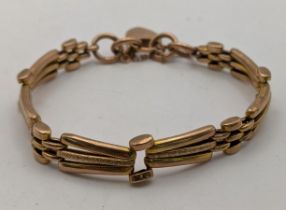 A 9ct gold gate link bracelet with a padlock clasp, 10g Location: