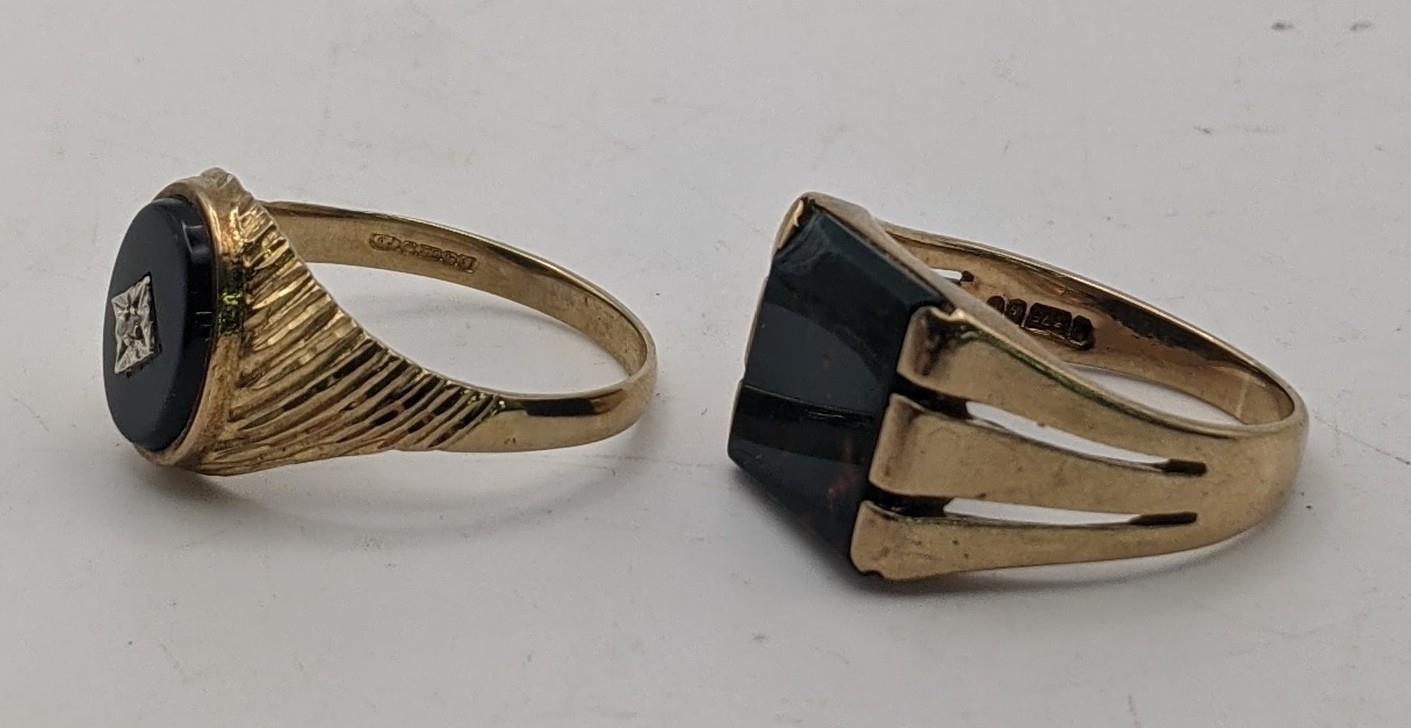Two 9ct gold gents signet rings to include one set with black onyx and a central diamond size W½ - Image 2 of 3