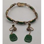 A 14ct gold and jade coloured bracelet with a pair of matching earrings, total weight 13.4g,