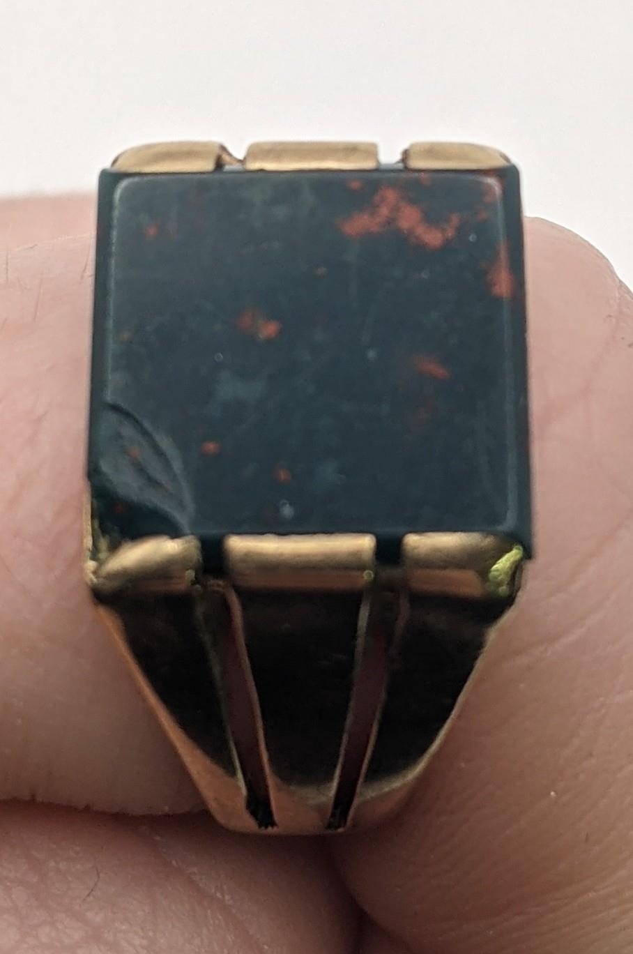 Two 9ct gold gents signet rings to include one set with black onyx and a central diamond size W½ - Image 3 of 3