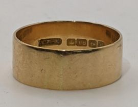 A 18ct gold wedding band, size S, 5g Location: