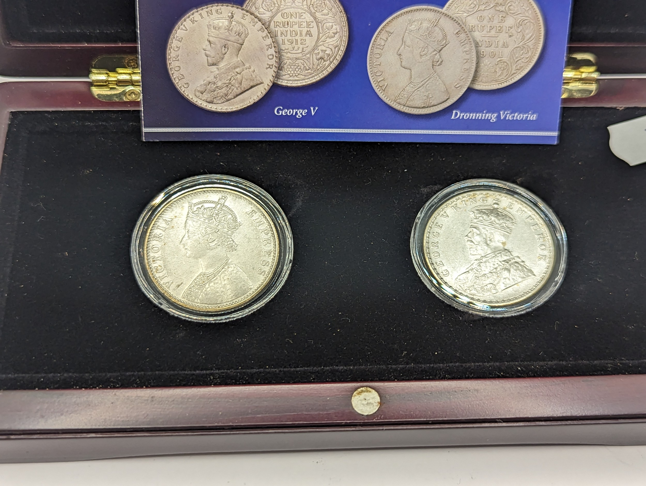 A Presentation Two-Coin Set, comprising of a George V One Rupee, and 'Dronning Victoria' One - Image 4 of 6