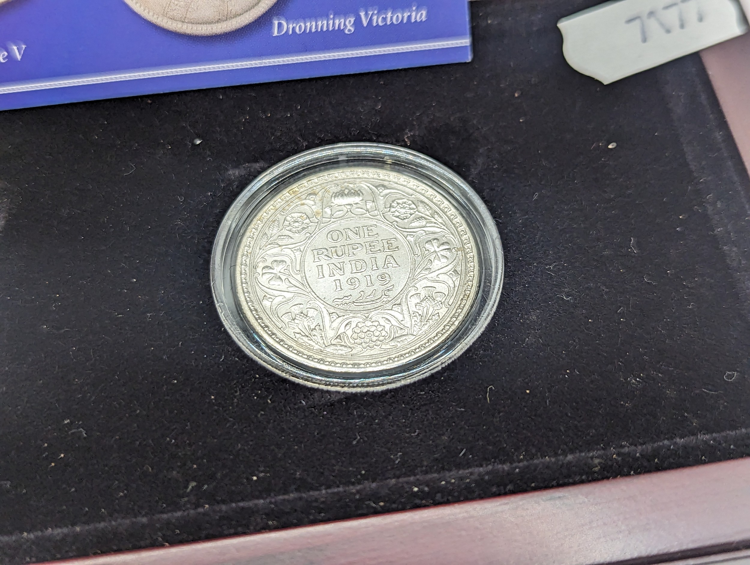 A Presentation Two-Coin Set, comprising of a George V One Rupee, and 'Dronning Victoria' One - Image 3 of 6