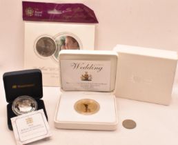 United Kingdom - Elizabeth II (1952-2022), 2011 Royal Wedding mixed five pound coins to include