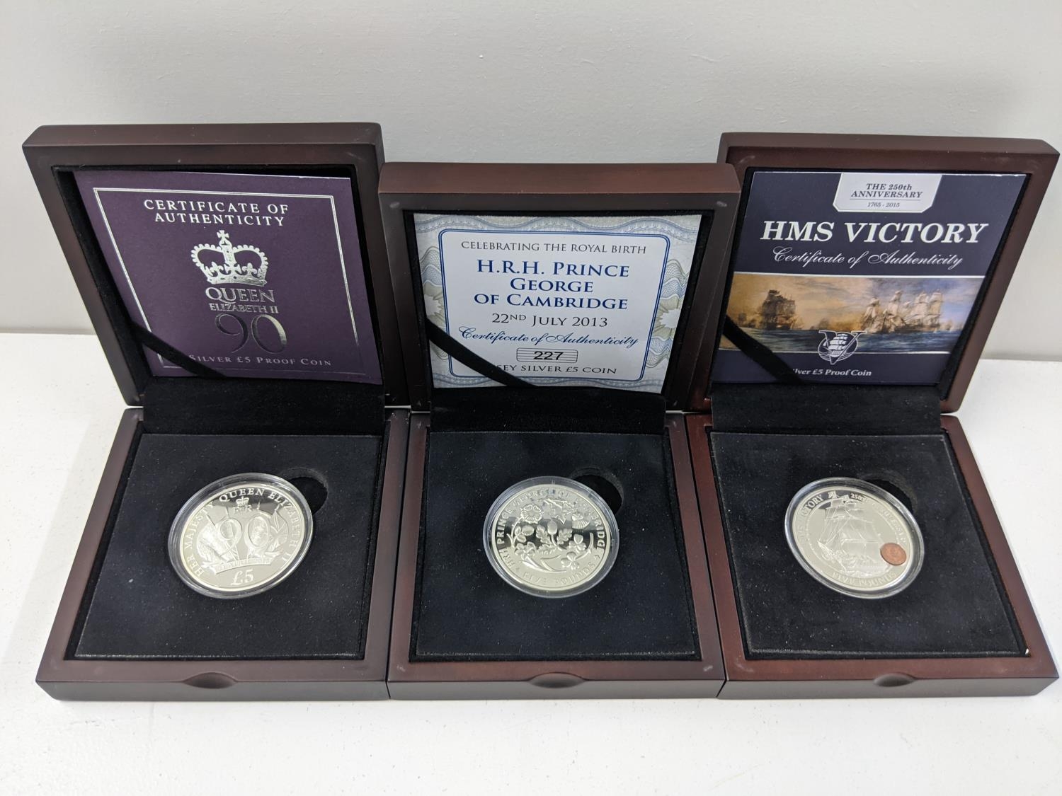 United kingdom - Elizabeth (1952-2022) A group of three silver £5 coins to include, 2013 H.RH.