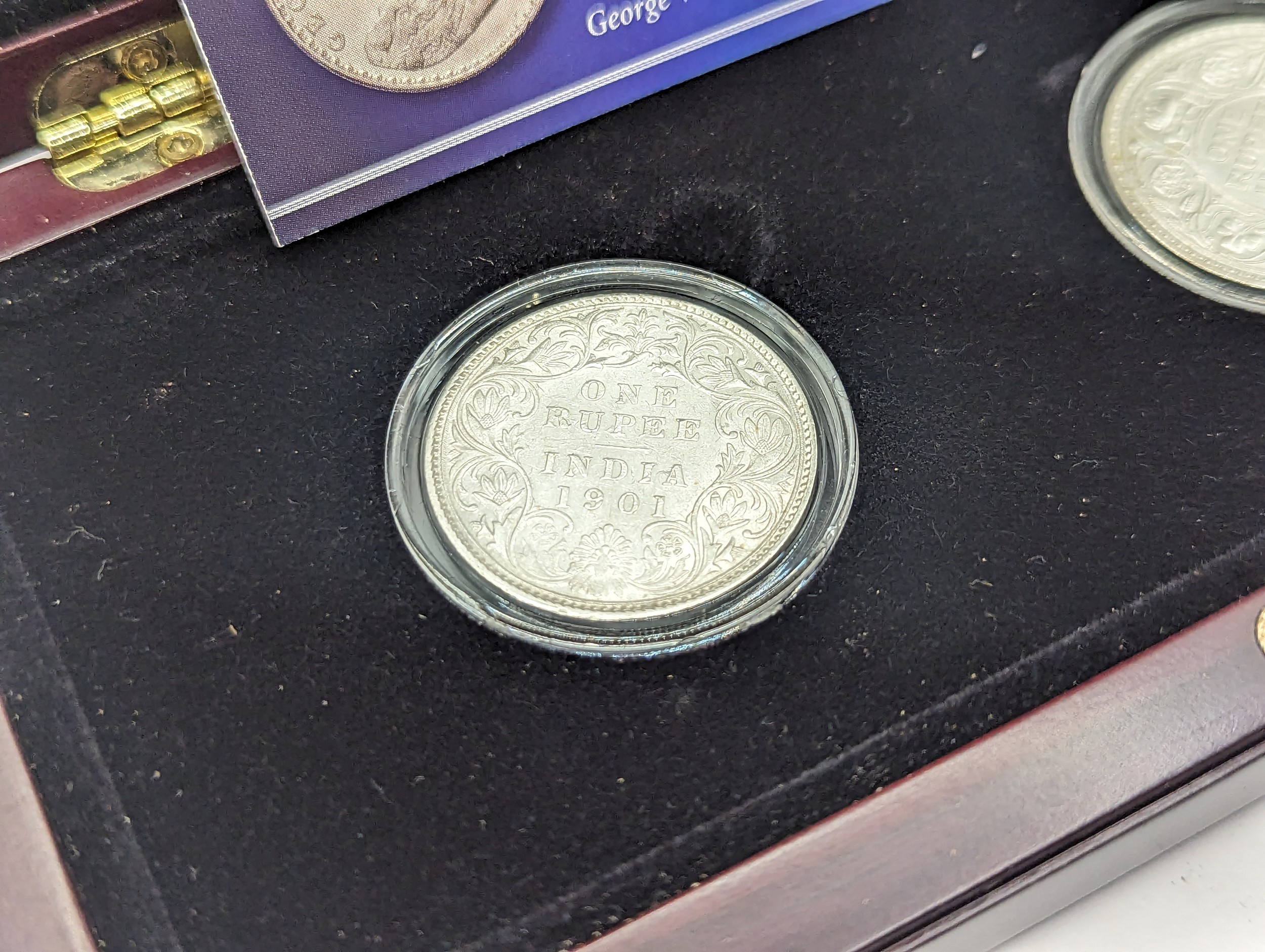 A Presentation Two-Coin Set, comprising of a George V One Rupee, and 'Dronning Victoria' One - Image 2 of 6