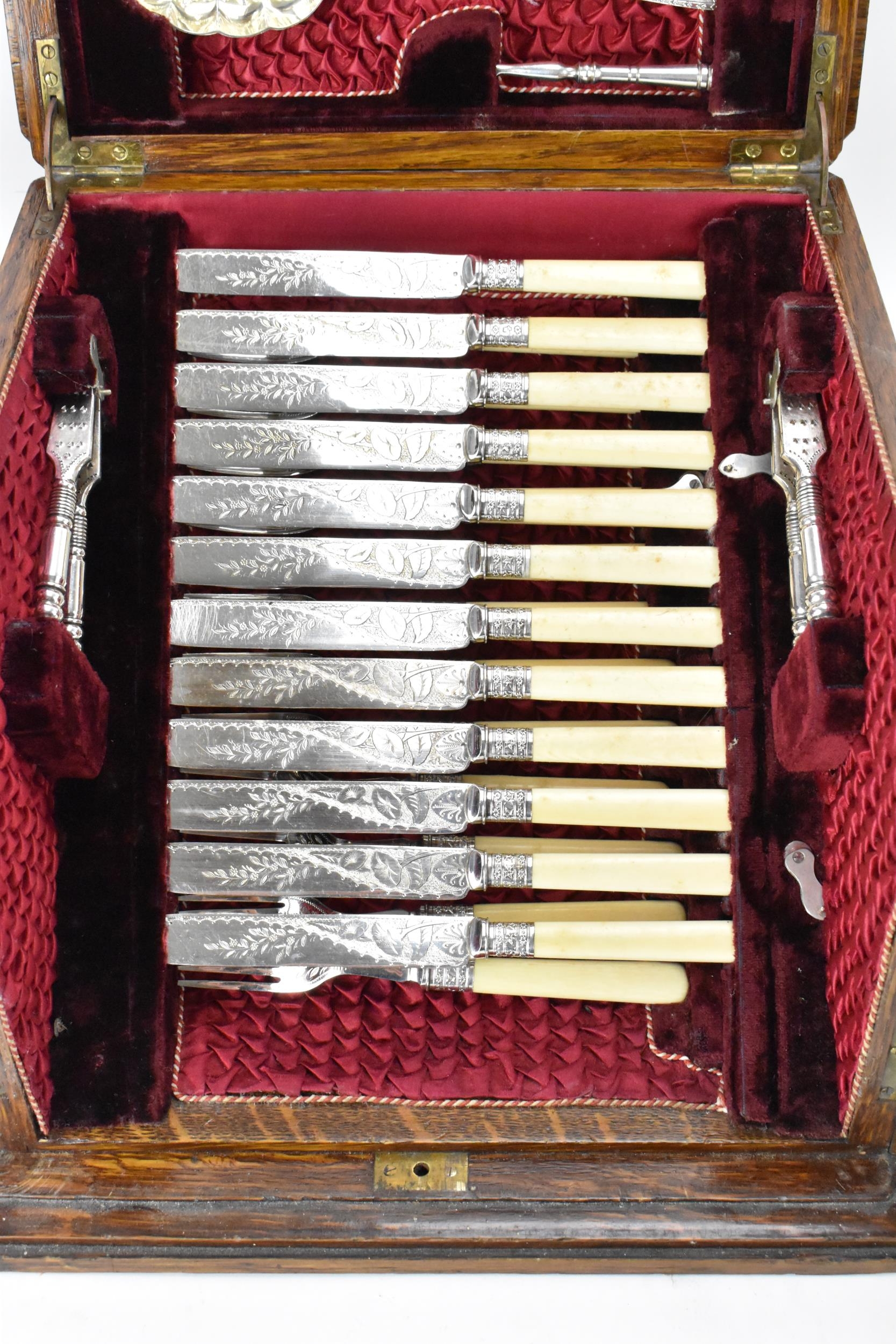 A late Victorian oak cased silver plated dessert canteen, consisting of two berry spoons, grape - Bild 6 aus 7