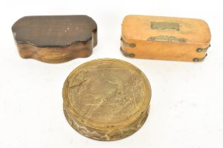 Three snuff boxes to include an early 19th century French pressed horn circular snuff box, the lid