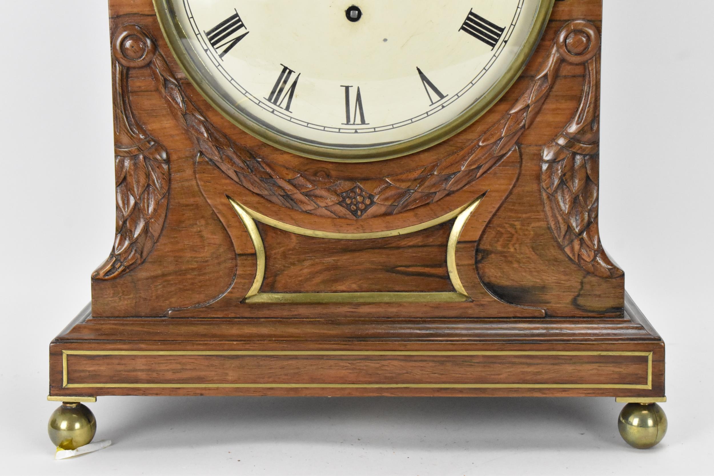 A William IV rosewood bracket clock, the case having three turned finials, applied floral scroll - Bild 4 aus 9