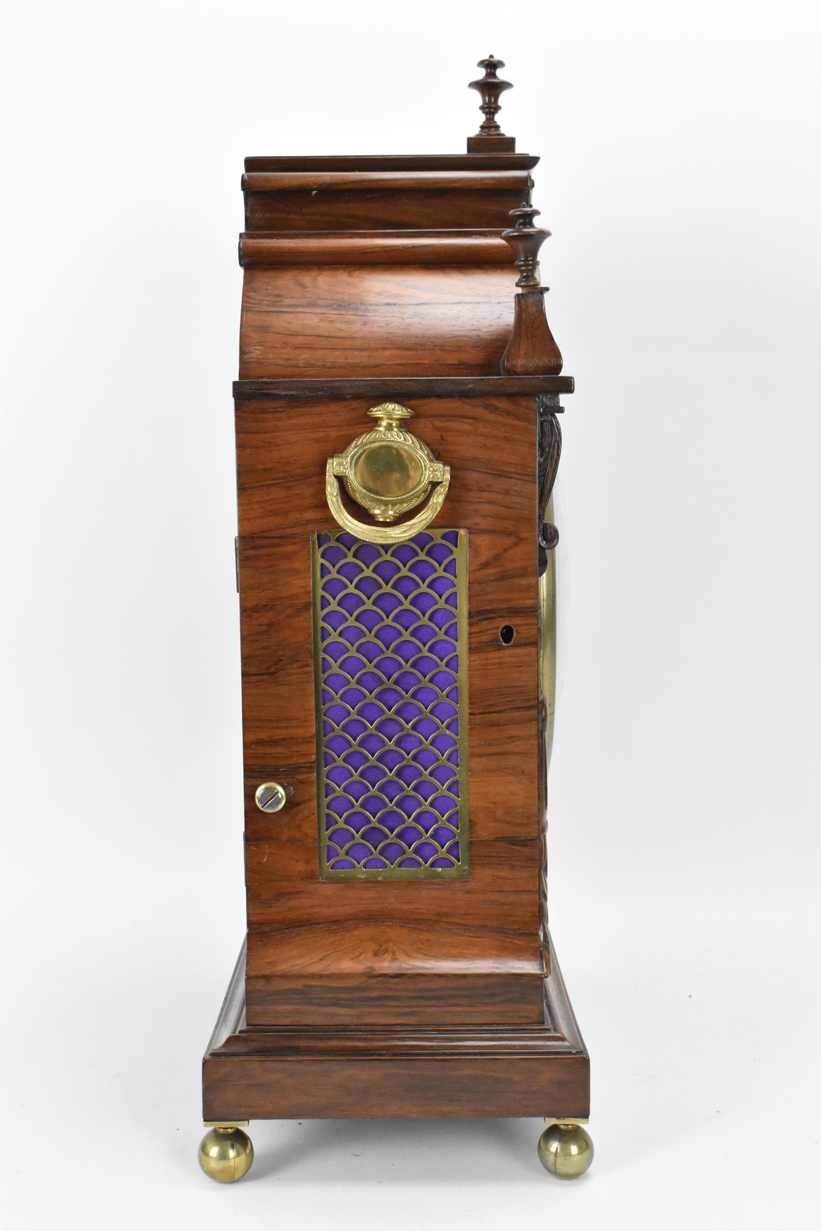 A William IV rosewood bracket clock, the case having three turned finials, applied floral scroll - Bild 6 aus 9