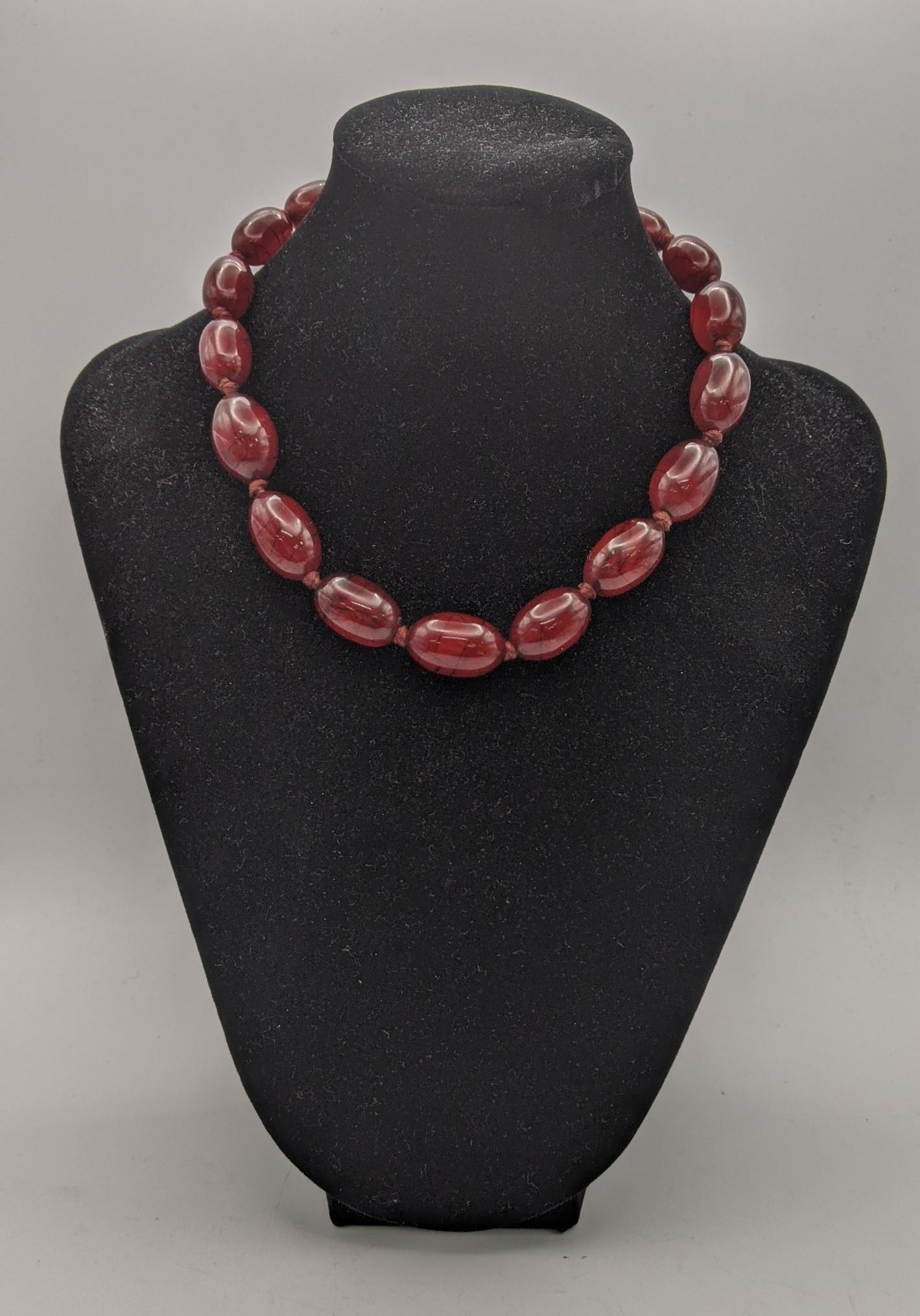 A Bakelite beaded necklace 36.7.g, Location: CAB 6 - Image 2 of 4