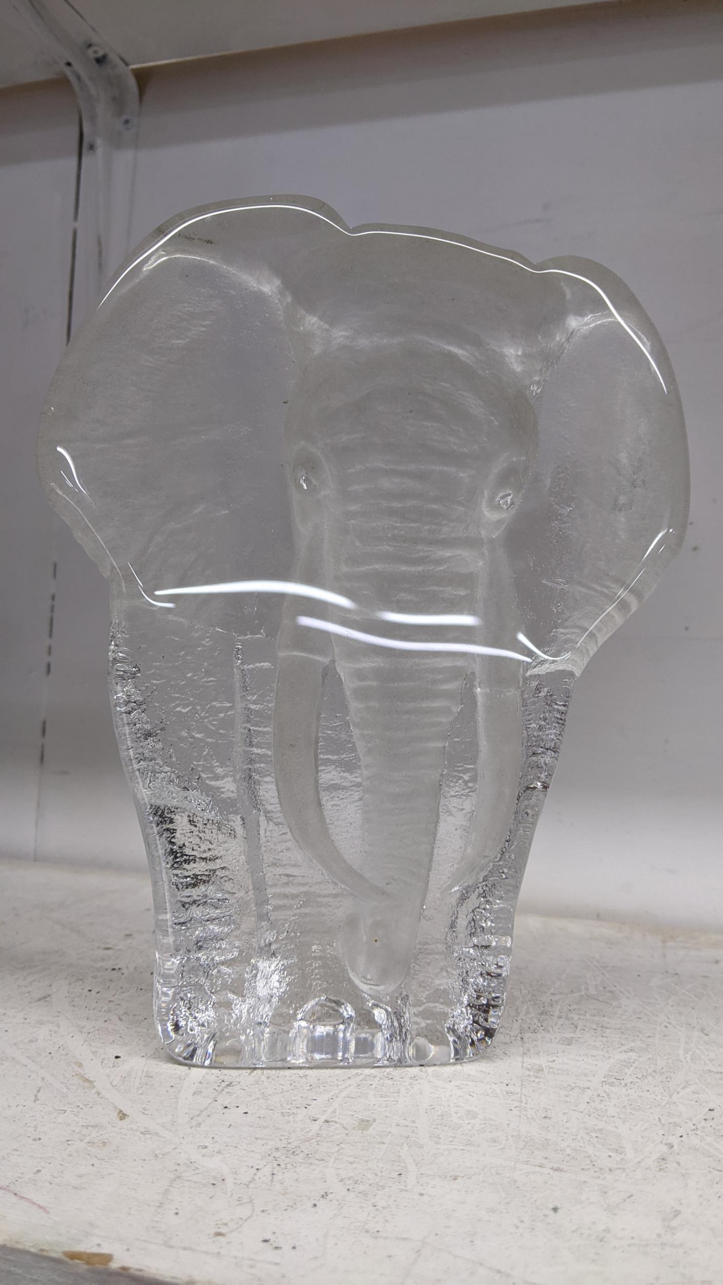 A Mat Jonasson glass model of an elephant RK3180, 20cm High signed to the base Location - Image 2 of 3