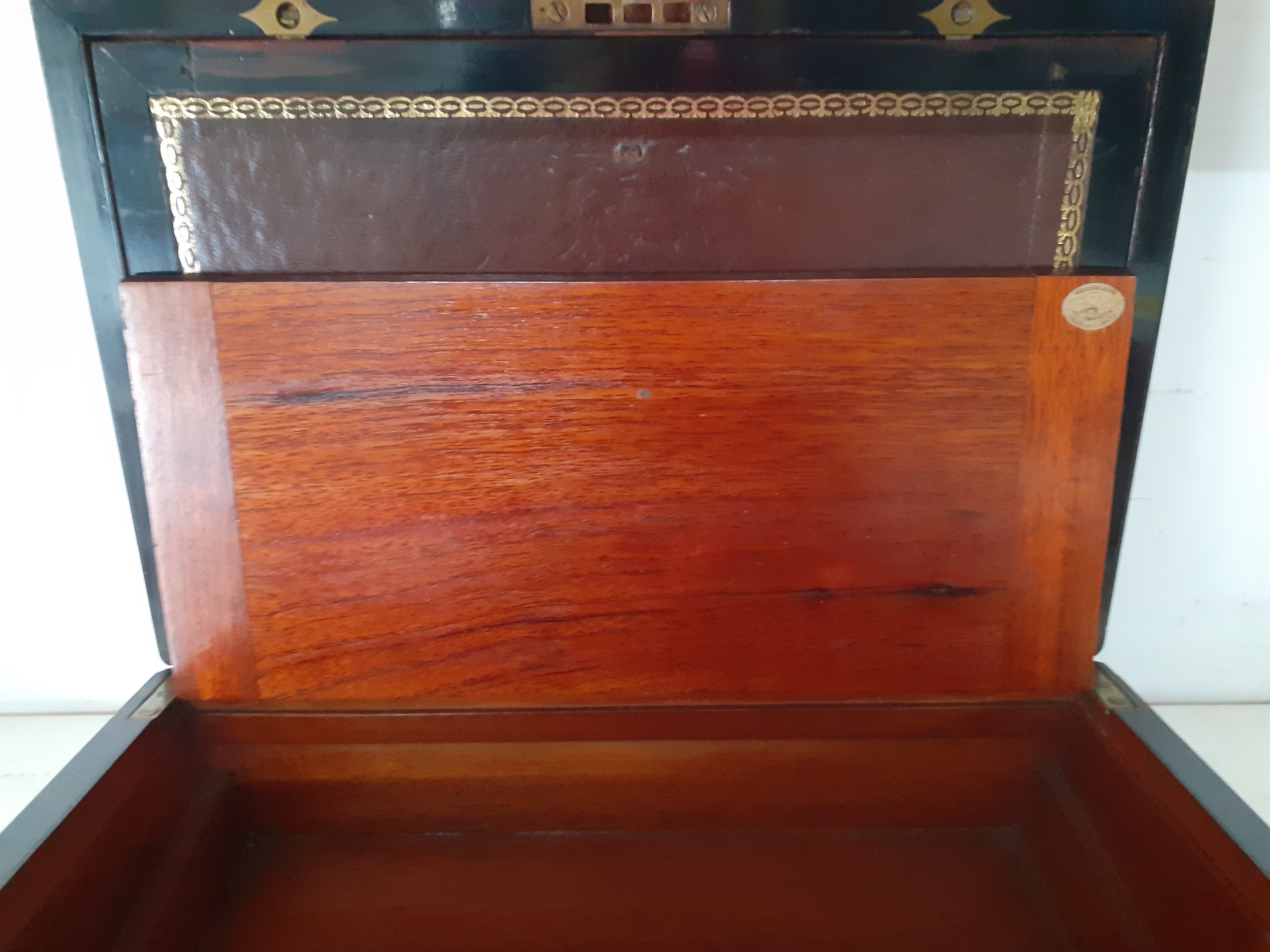 A Victorian mahogany writing slope with brass brackets, strapwork and lock having fitted interior - Image 4 of 4