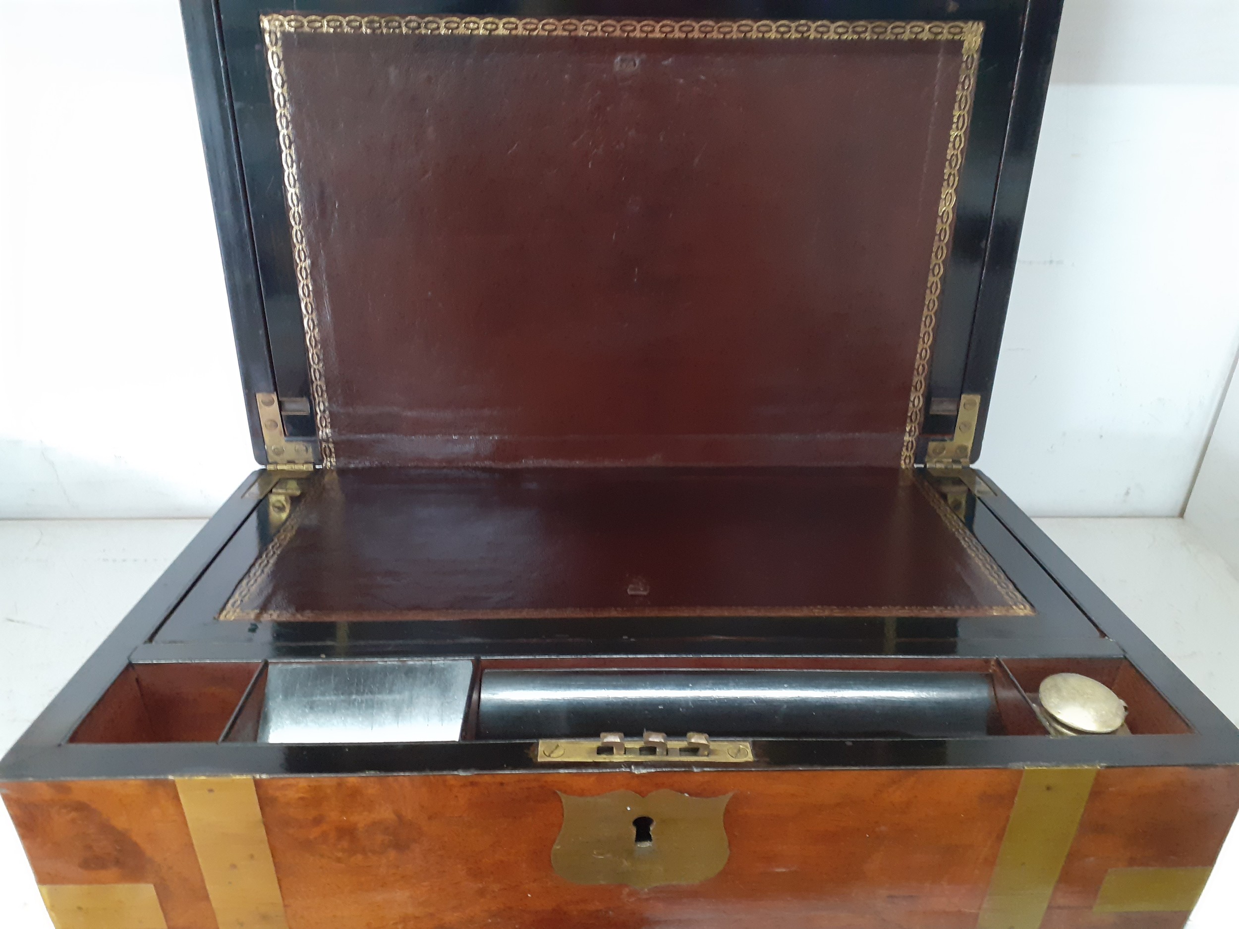 A Victorian mahogany writing slope with brass brackets, strapwork and lock having fitted interior - Image 2 of 4