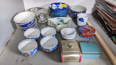 A mixed lot of modern Chinese ceramics to include bowls, plates, dishes, a Hemingray glass