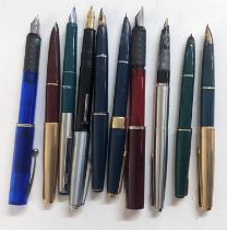 Mixed pens to include a Parker fountain pen with a 14k gold nib Location: