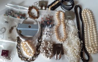 A quantity of mainly modern costume jewellery and semi-precious loose stones to include bead