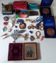 A quantity of costume jewellery and collectables to include a silver oriental inspired brooch in the