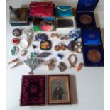 A quantity of costume jewellery and collectables to include a silver oriental inspired brooch in the