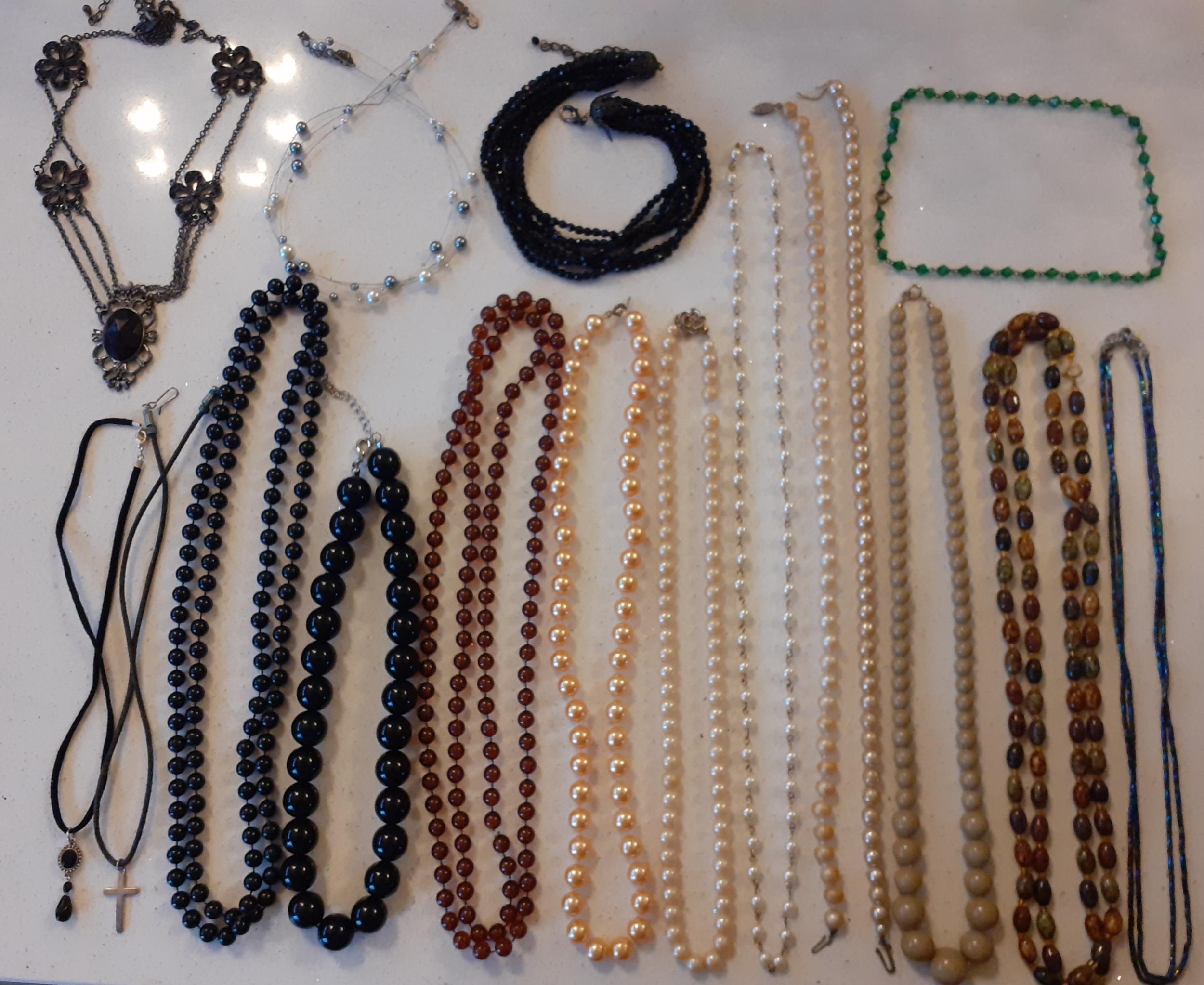 A quantity of vintage costume jewellery, mainly bead necklaces to include a 3-strand Aurora Borealis - Image 3 of 5