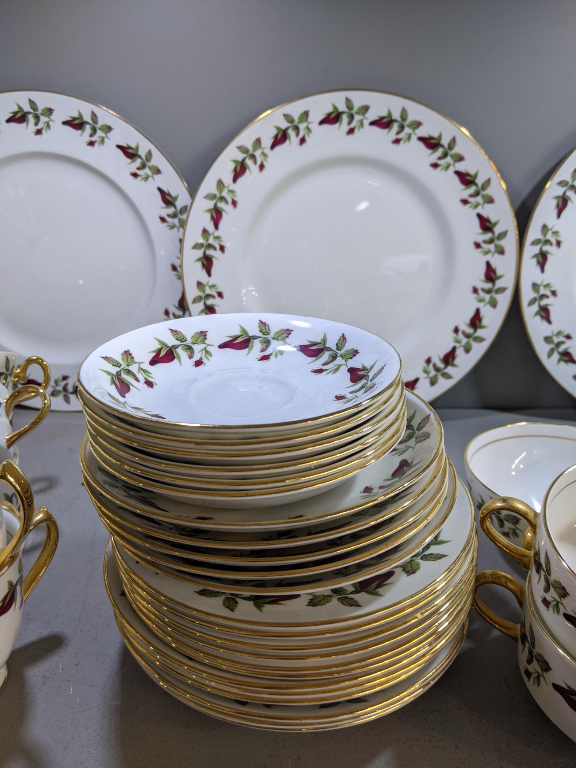 A Shelley 'Wild Roses' part dinner service comprising dinner plates, side plates cups and saucers, - Bild 3 aus 6