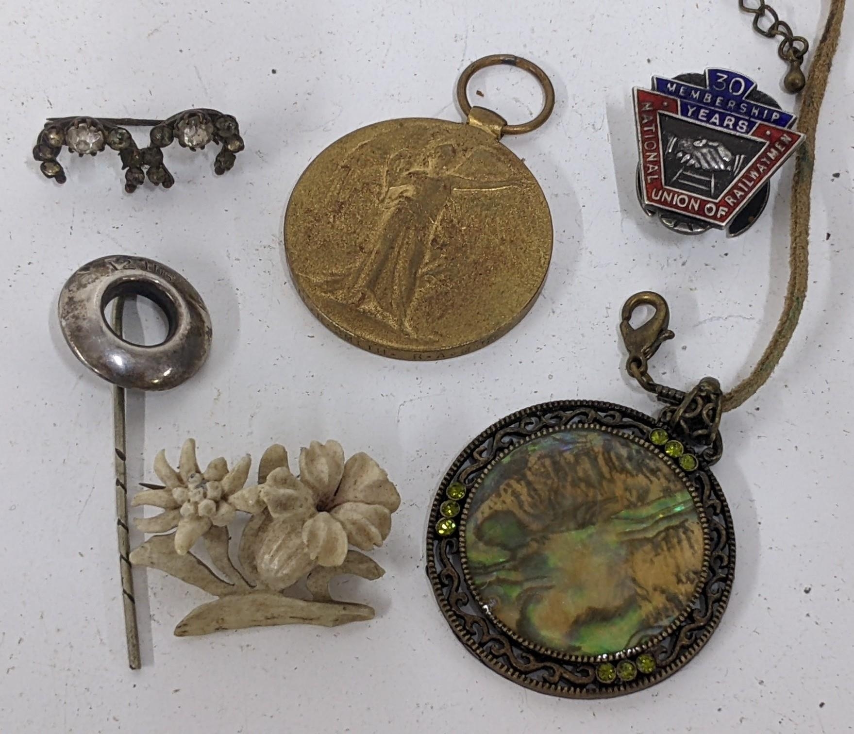 A small mixed lot to include a WW1 medal named to 1968 PTE.R.Smith.R.A.M.C Location: