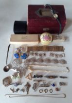 A late 19th/early 20th Century English made burgundy leather jewellery casket and contents to