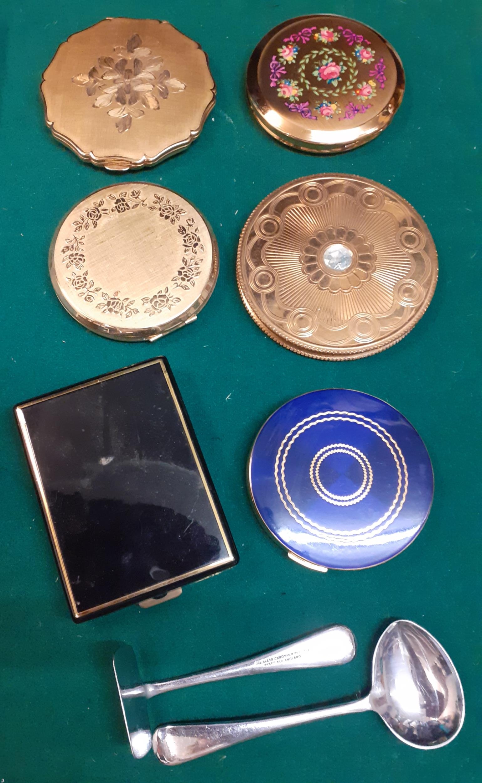 Seven vintage compacts to include Stratton together with a nursery feeding spoon and a pusher in - Image 2 of 4