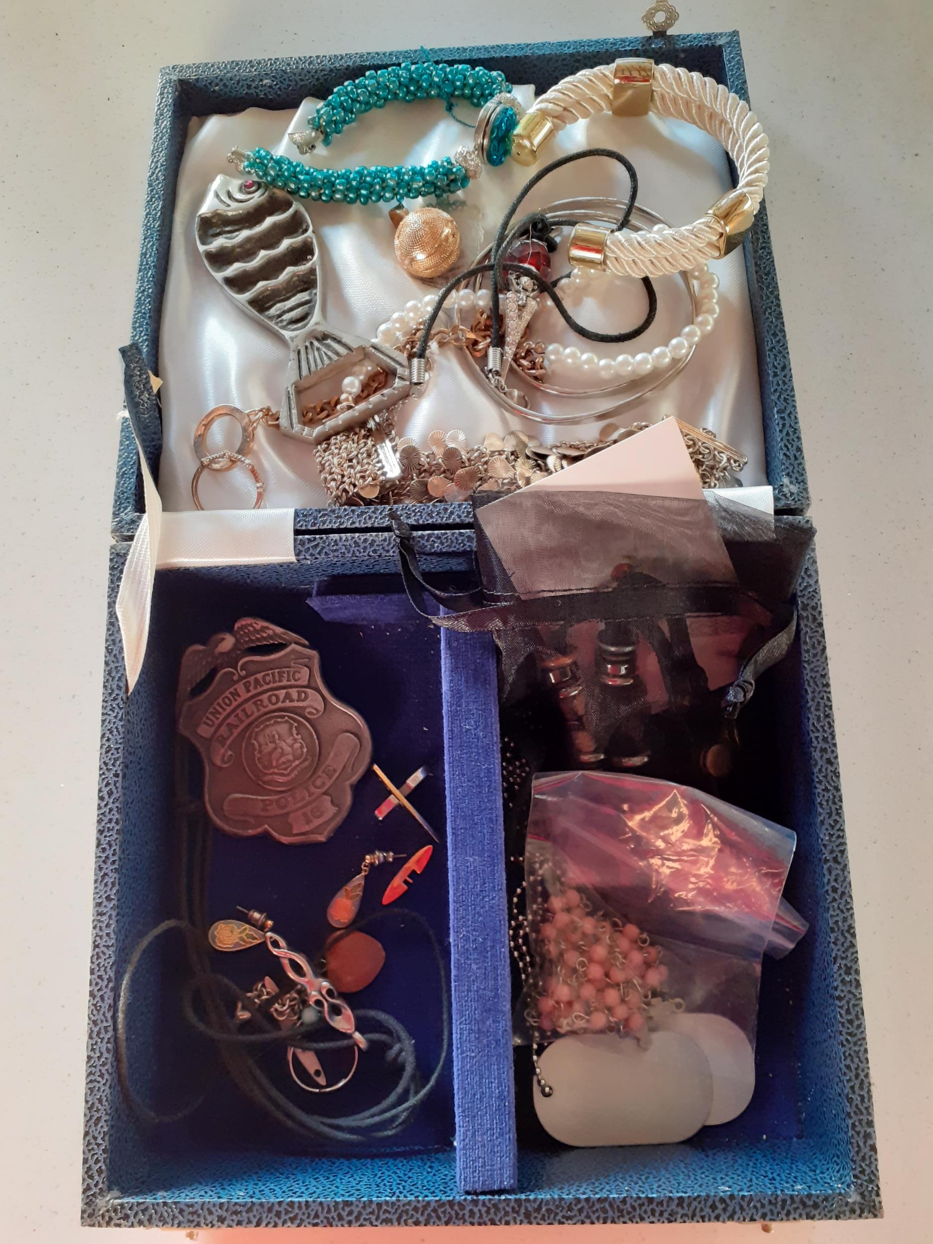 A mixed lot comprising a small quantity of modern costume jewellery, a vintage sewing box and - Bild 4 aus 10