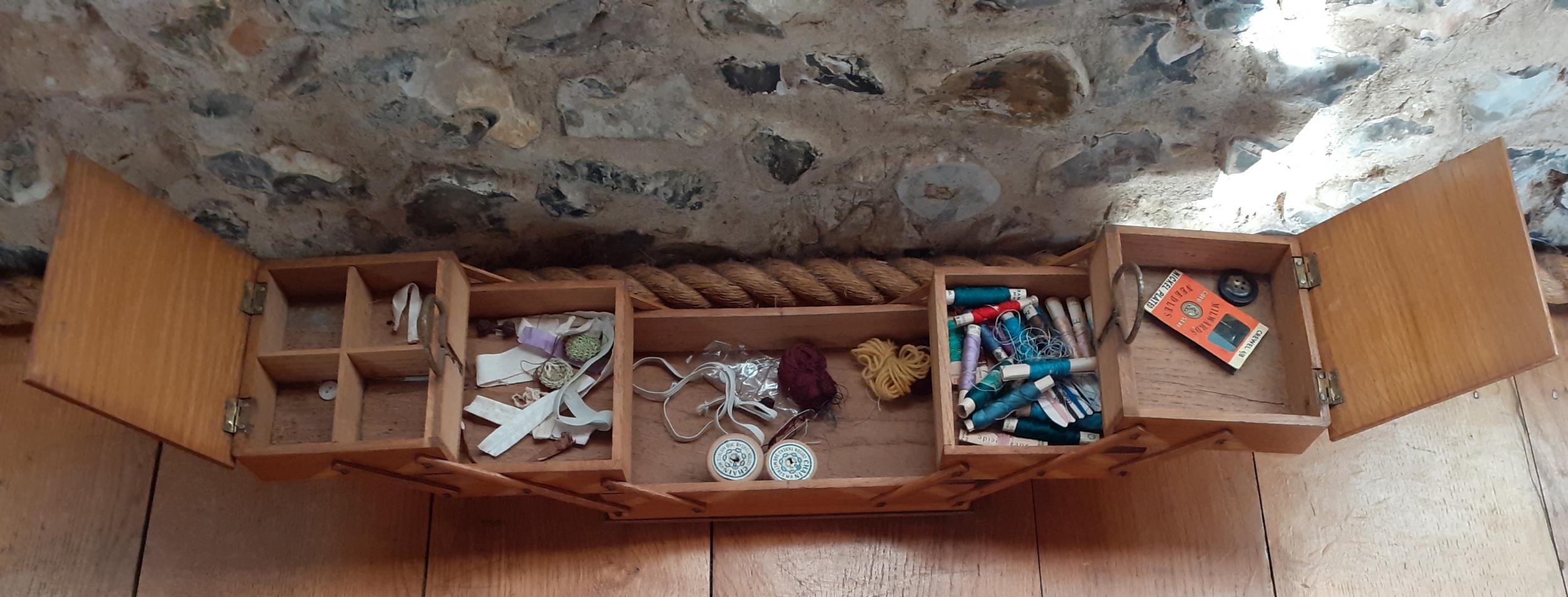 A mixed lot comprising a small quantity of modern costume jewellery, a vintage sewing box and - Bild 6 aus 10