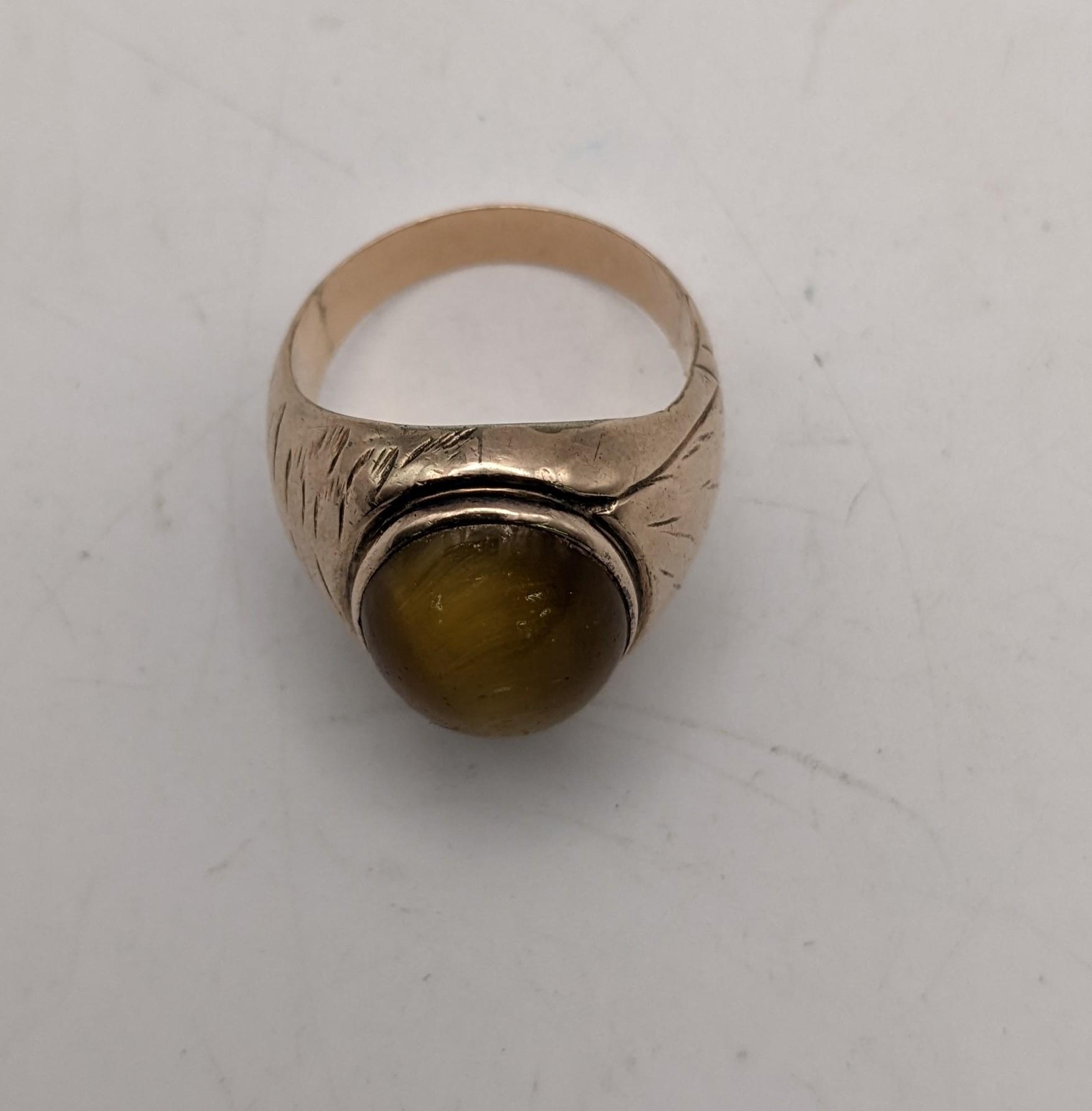 A yellow metal gents ring set with a cabouchon tiger's eye, engraved design to the shoulders, - Image 3 of 3