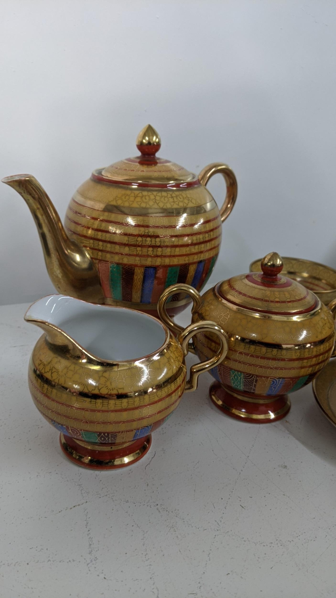 A Japanese coffee service to include a coffee pot, sugar pot, cream jug and twelve coffee cans and - Bild 2 aus 3