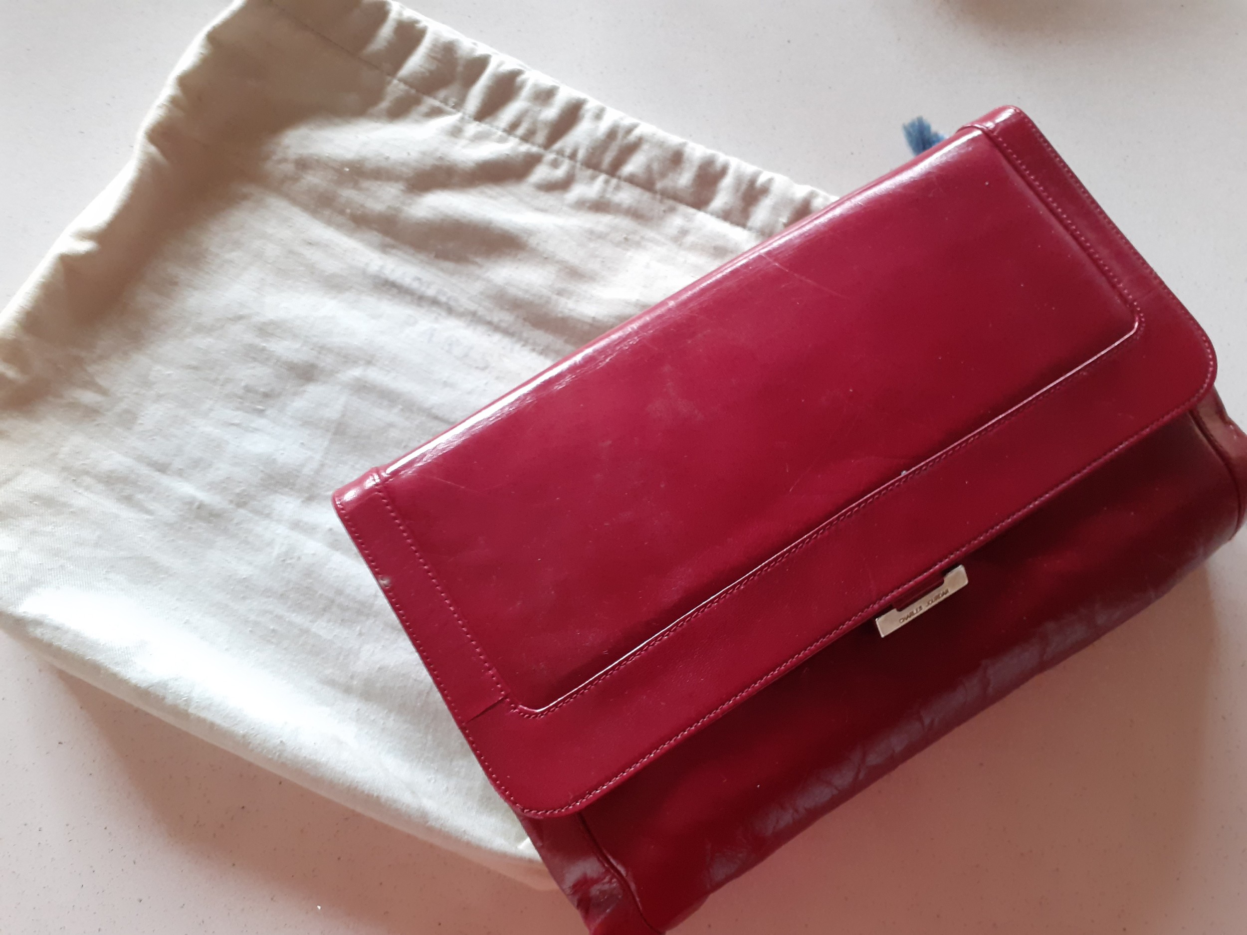 A group of vintage bags and accessories to include a Charles Jourdan fuchsia pink leather clutch bag - Image 3 of 7