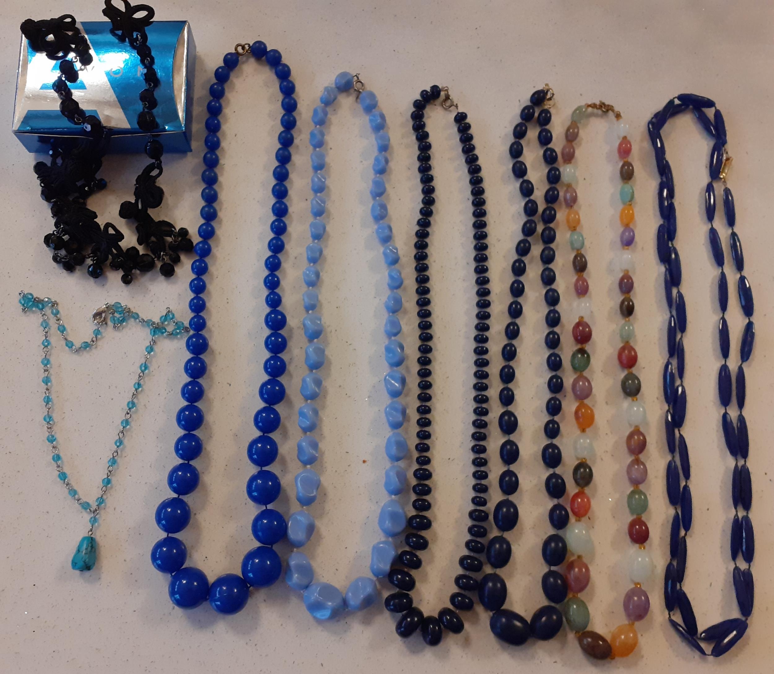 A quantity of vintage costume jewellery, mainly bead necklaces to include a 3-strand Aurora Borealis - Image 5 of 5