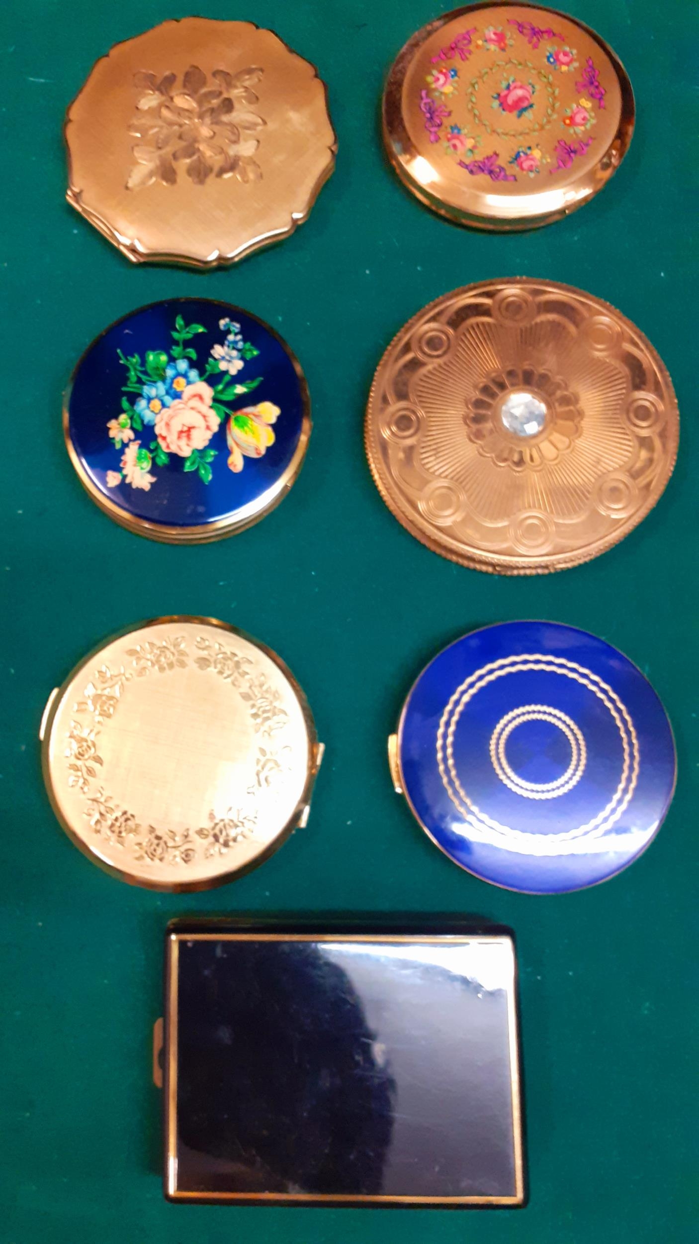 Seven vintage compacts to include Stratton together with a nursery feeding spoon and a pusher in - Image 4 of 4